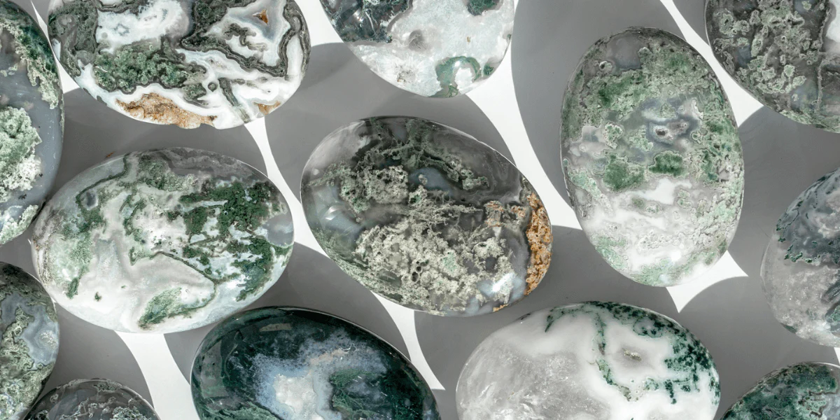 Moss Agate: The Ultimate Guide to Its Meaning, Healing Properties & Uses